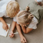 Madre e hijo trabajando juntos con Sílabas para Imprimir en casa, ambiente familiar de aprendizaje
