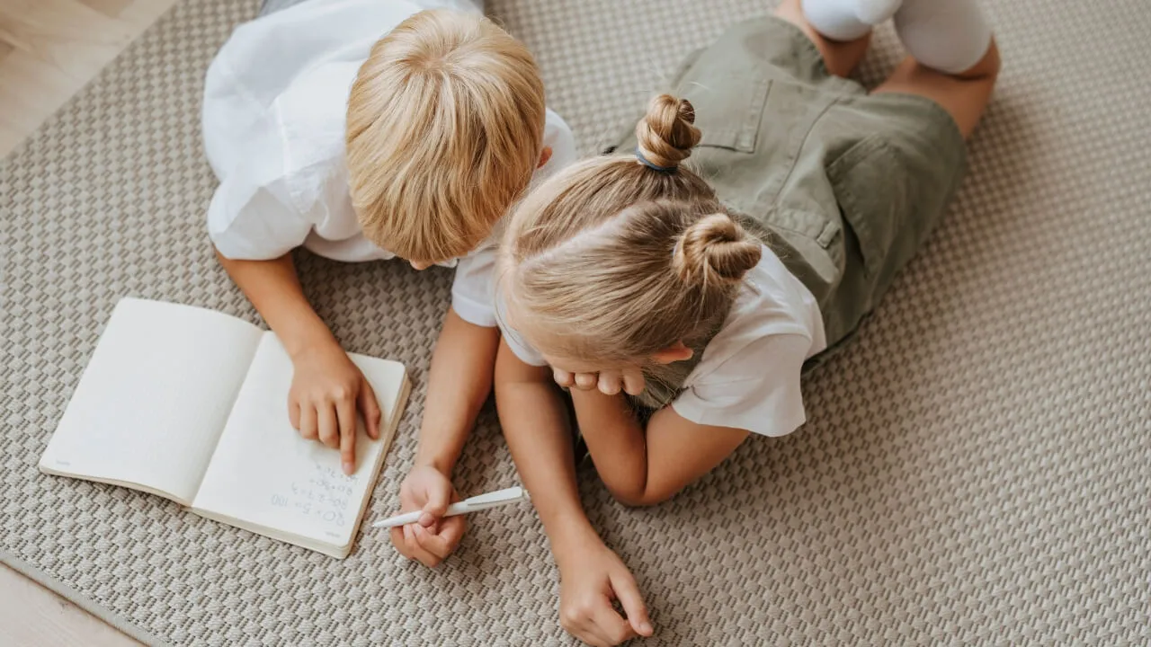 Madre e hijo trabajando juntos con Sílabas para Imprimir en casa, ambiente familiar de aprendizaje